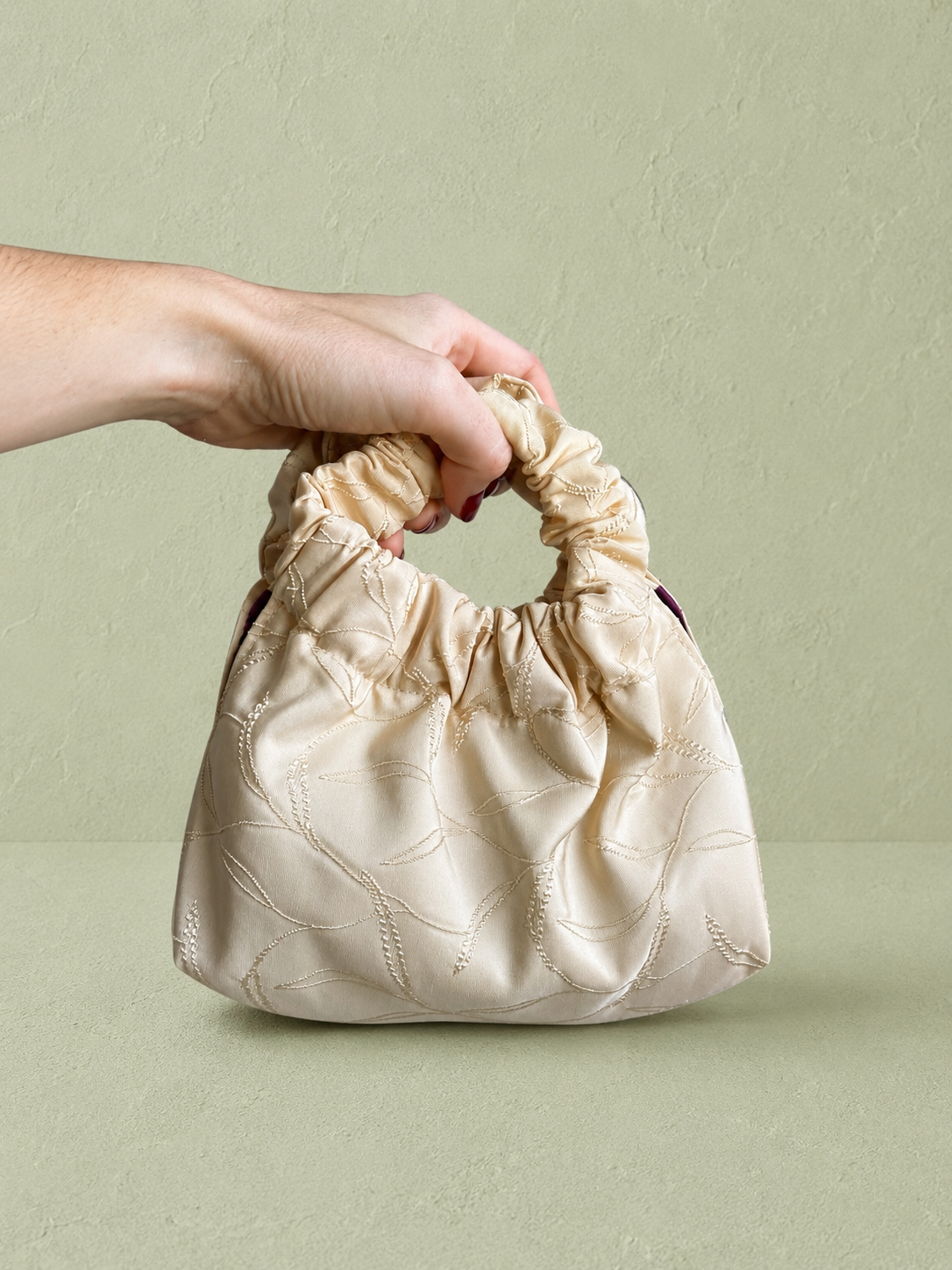 Bolso bordado crema